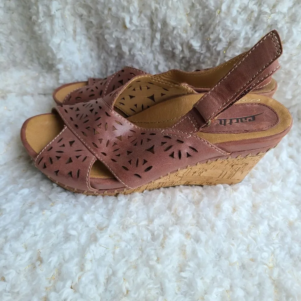 EARTH Aries Brown Perforated‎ Leather Wedge sz 7.5